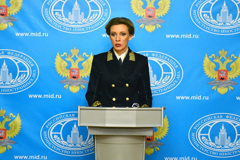 Marija Zakharova,   portparolka ruskog ministarstva spoljašnjih poslova, za Mueller-ovu optužnicu promtno je rekla da je ‘’apsurdna’’, ironično je, potom, komentarišći   u narednim danima  i na družvenim mrežama, kao i svi drugi ruski zvanničnici, ukljućijući i ministra spoljnih poslova Rusije Lavrova i samog predsednika Putina